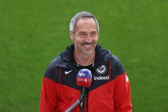 Frankfurts Trainer Adi Hütter stellt sich vor dem Spiel den Fragen der Journalisten.