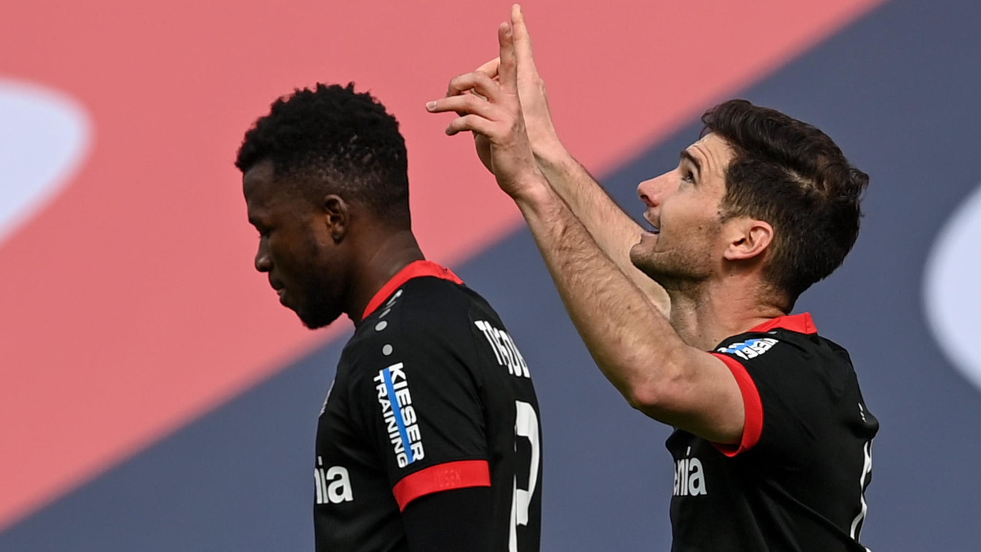 Torjubel: Leverkusens Stürmer Lucas Alario (r.) hat seine Mannschaft gegen Schalke in Führung gebracht. Torjubel: Leverkusens Stürmer Lucas Alario (r.) hat seine Mannschaft gegen Schalke in Führung gebracht.