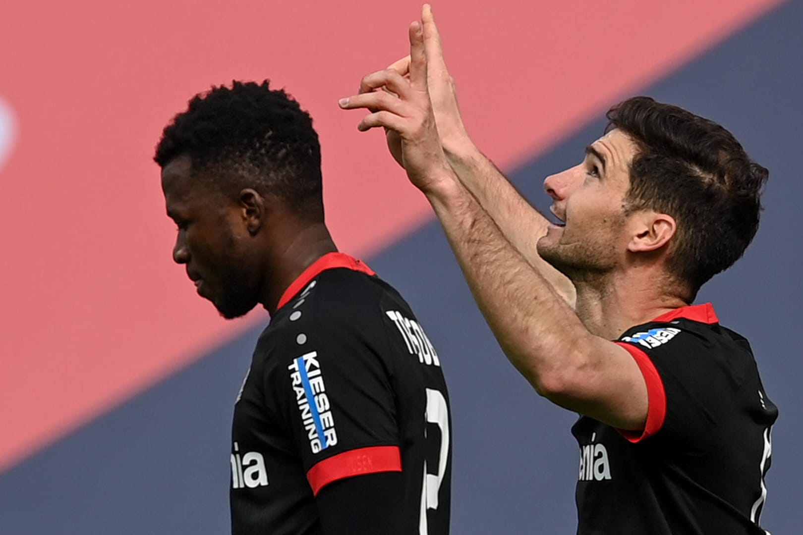 Torjubel: Leverkusens Stürmer Lucas Alario (r.) hat seine Mannschaft gegen Schalke in Führung gebracht.
