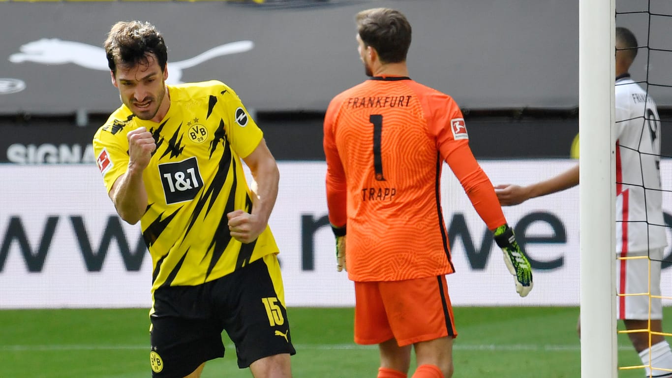 Mats Hummels: Der Dortmunder (li) jubelt nach seinem 1:1 gegen Frankfurt.