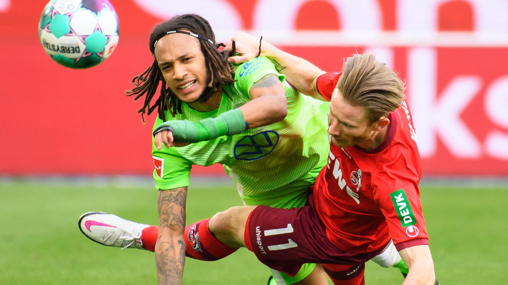 Wolfsburgs Kevin Mbabu (li.) setzt sich gegen FC-Profi Florian Kainz durch.