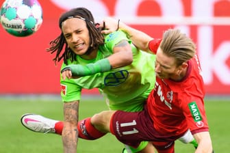 Wolfsburgs Kevin Mbabu (li.) setzt sich gegen FC-Profi Florian Kainz durch.