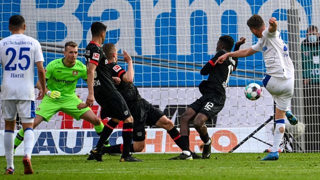 Schalkes Stürmer Klaas-Jan Huntelaar (r) erzielt das 2:1 gegen Bayer Leverkusen. Schalkes Stürmer Klaas-Jan Huntelaar (r) erzielt das 2:1 gegen Bayer Leverkusen.