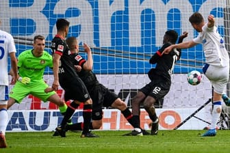 Schalkes Stürmer Klaas-Jan Huntelaar (r) erzielt das 2:1 gegen Bayer Leverkusen.