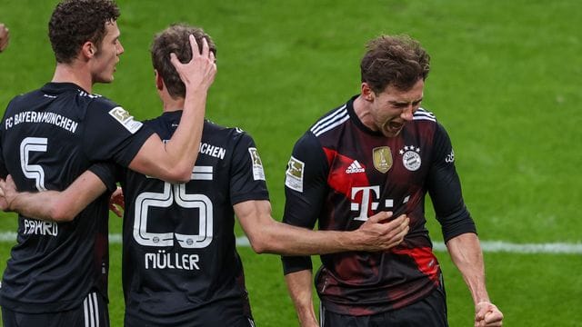 FCB-Mittelfeldspieler Leon Goretzka (r-l) jubelt mit den Mannschaftskameraden Thomas Müller und Benjamin Pavard über seinen Treffer zum 1:0. FCB-Mittelfeldspieler Leon Goretzka (r-l) jubelt mit den Mannschaftskameraden Thomas Müller und Benjamin Pavard über seinen Treffer zum 1:0.