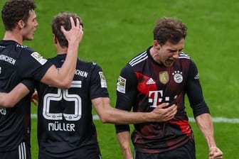 FCB-Mittelfeldspieler Leon Goretzka (r-l) jubelt mit den Mannschaftskameraden Thomas Müller und Benjamin Pavard über seinen Treffer zum 1:0.