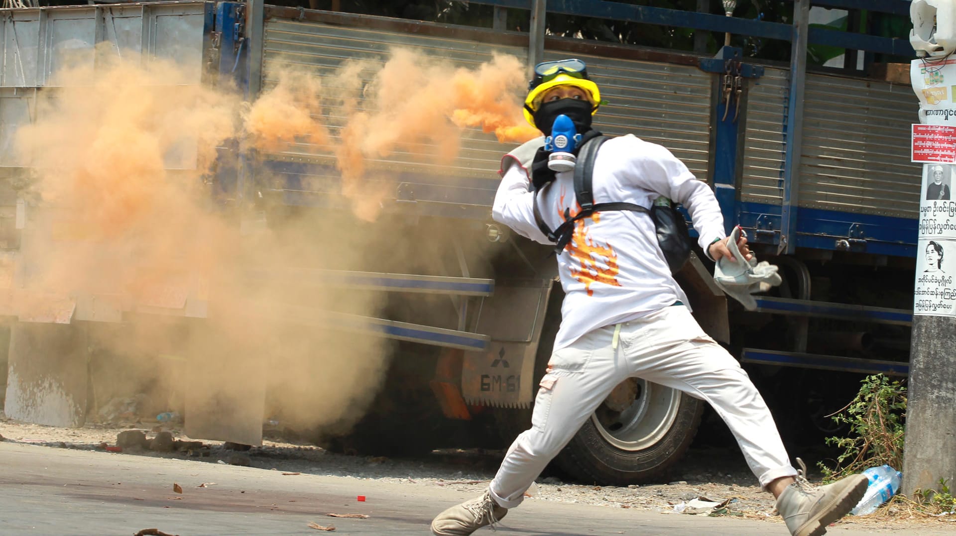 Ein Demonstrant wirft eine Rauchbombe in Richtung der Polizei in Yangon: Seit dem Putsch im Februar hat das Regime mindestens 550 Menschen getötet. Ein Demonstrant wirft eine Rauchbombe in Richtung der Polizei in Yangon: Seit dem Putsch im Februar hat das Regime mindestens 550 Menschen getötet.