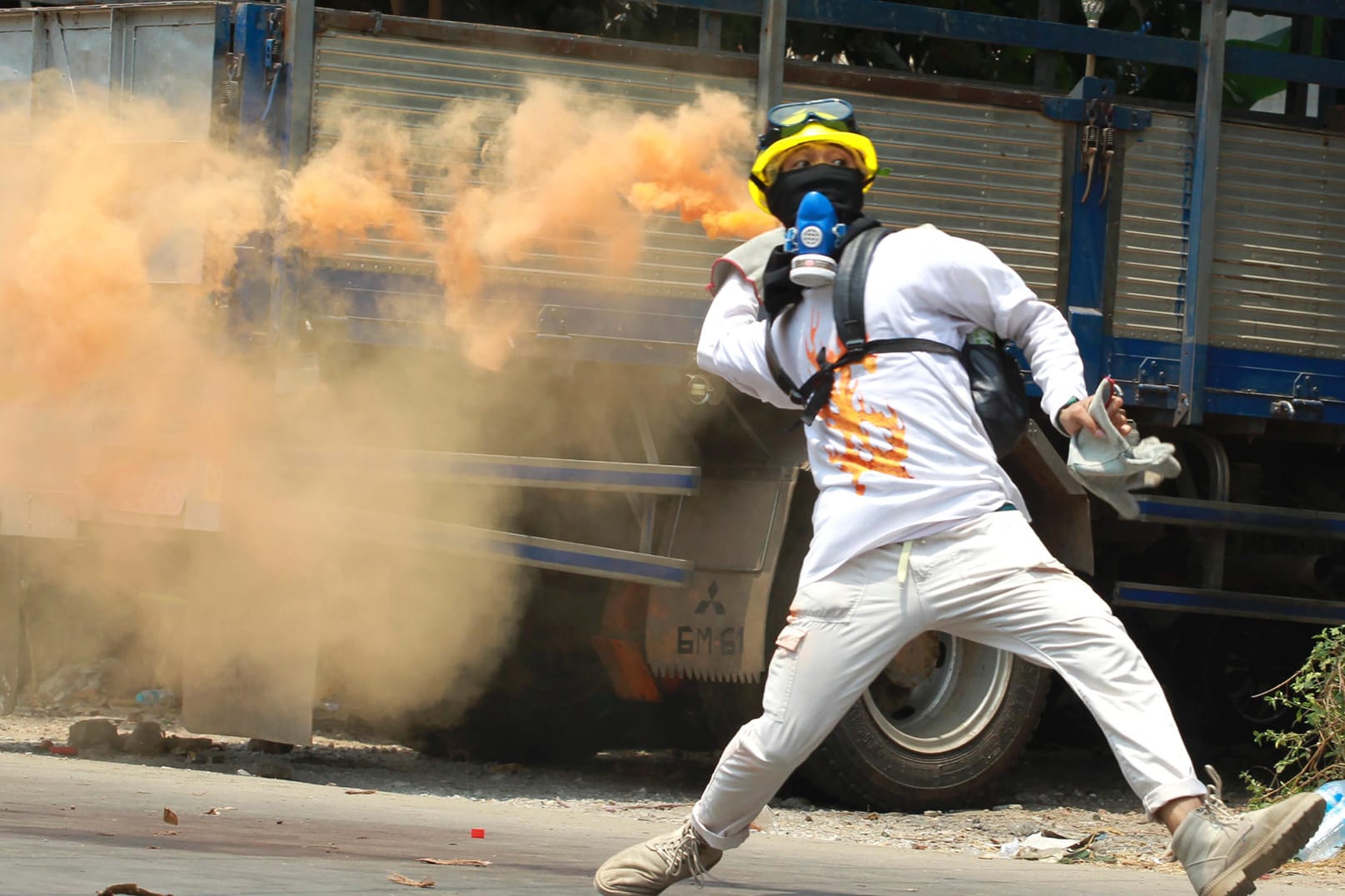 Ein Demonstrant wirft eine Rauchbombe in Richtung der Polizei in Yangon: Seit dem Putsch im Februar hat das Regime mindestens 550 Menschen getötet.
