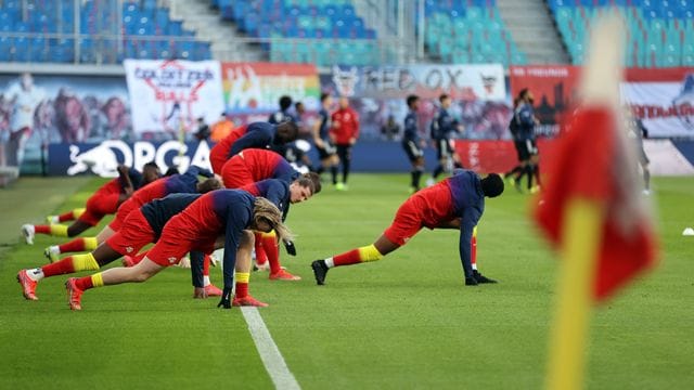 Leipzigs Spieler wärmen sich vor dem Spiel auf.