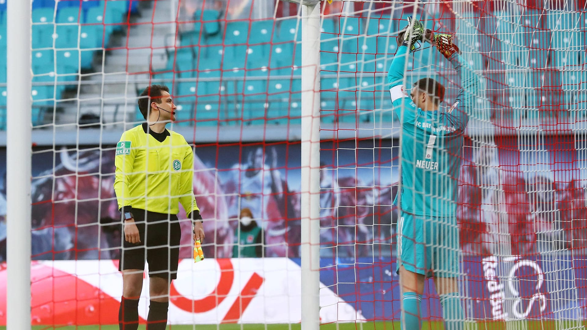 Loch im Netz: Schiedsrichterassistent und Torwart Manuel Neuer (r.) begutachten die Stelle. Loch im Netz: Schiedsrichterassistent und Torwart Manuel Neuer (r.) begutachten die Stelle.