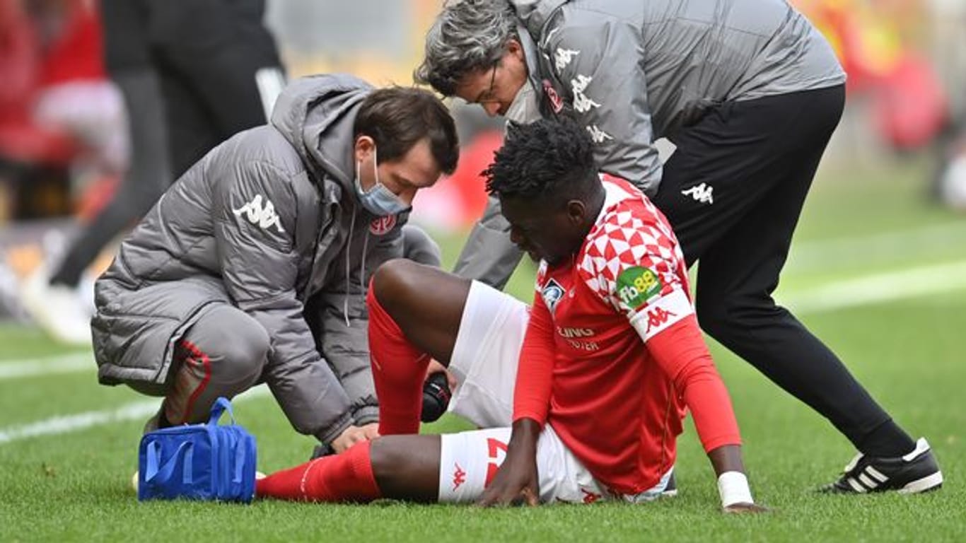 Betreuer kümmern sich um den verletzten Mainzer Abwehrspieler Danny da Costa.