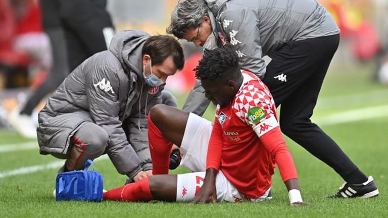Betreuer kümmern sich um den verletzten Mainzer Abwehrspieler Danny da Costa.