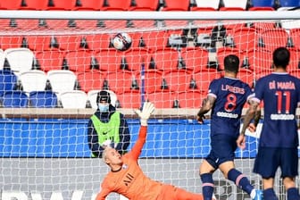 PSG-Torhüter Keylor Navas (l) kann den Ball des Lille-Stürmers David (nicht im Bild) nicht halten.