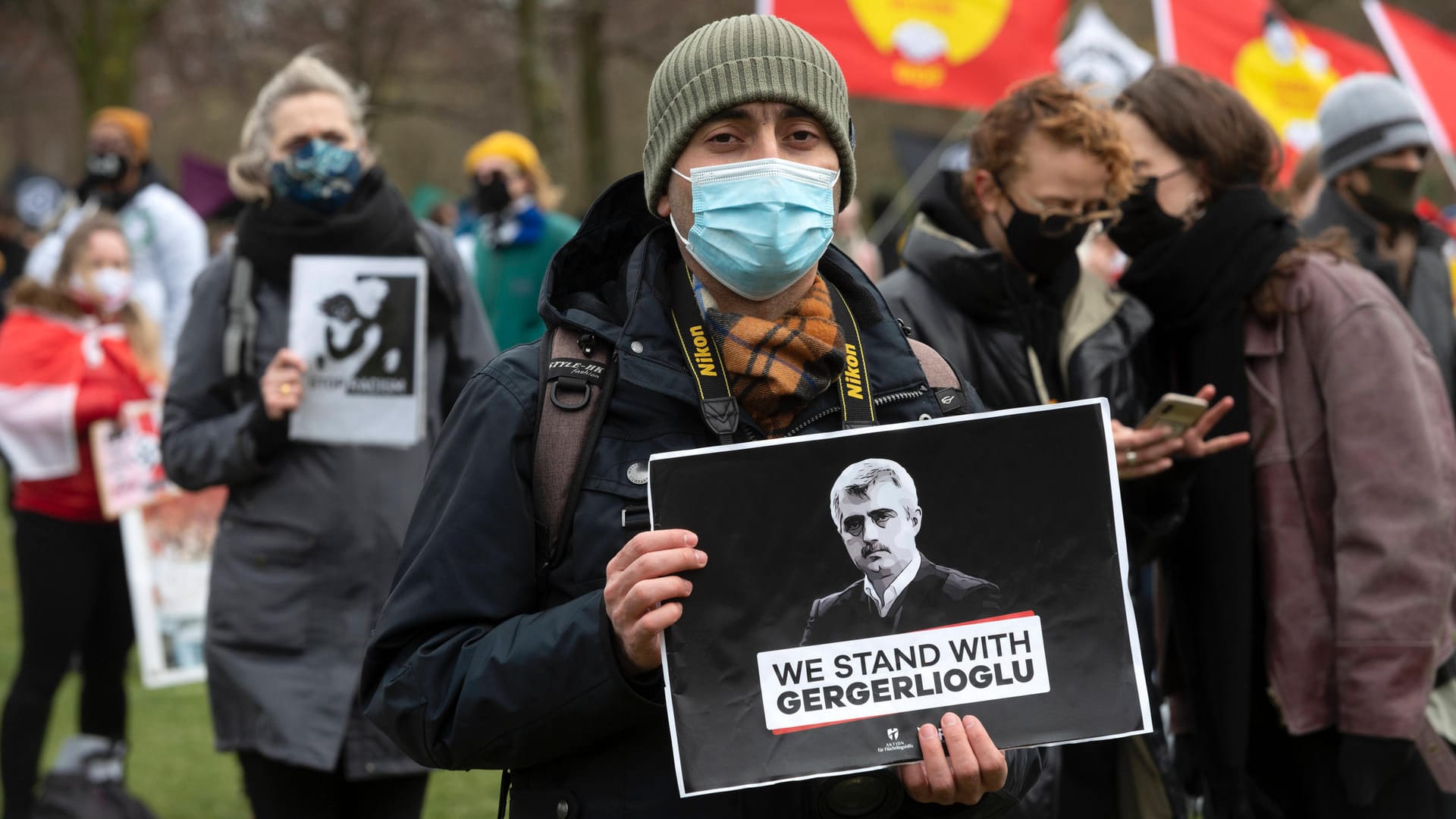 Amsterdam: Ein Demonstrant protestiert gegen die Festnahme Gergerlioglus im März. Amsterdam: Ein Demonstrant protestiert gegen die Festnahme Gergerlioglus im März.
