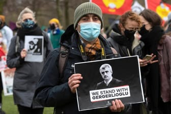 Amsterdam: Ein Demonstrant protestiert gegen die Festnahme Gergerlioglus im März.