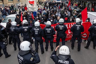 "Querdenken"-Demo in Stuttgart: Mehr als 10.000 Menschen zogen durch die Straßen.