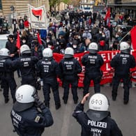 "Querdenken"-Demo in Stuttgart: Mehr als 10.000 Menschen zogen durch die Straßen.