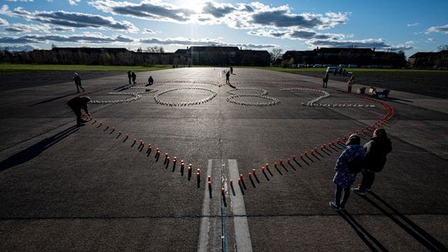 Der Kirchenkreises Tempelhof-Schöneberg gedenkt mit Kerzen in Form eines Herzen und der Zahl 3.082 an die Corona-Toten in Berlin: Die Aktion fand auf dem Tempelhofer Feld statt.