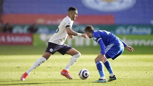 Citys Riyad Mahrez (l) im Dribbling gegen Leicesters Timothy Castagne.