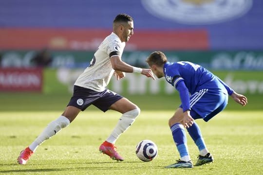 Citys Riyad Mahrez (l) im Dribbling gegen Leicesters Timothy Castagne.