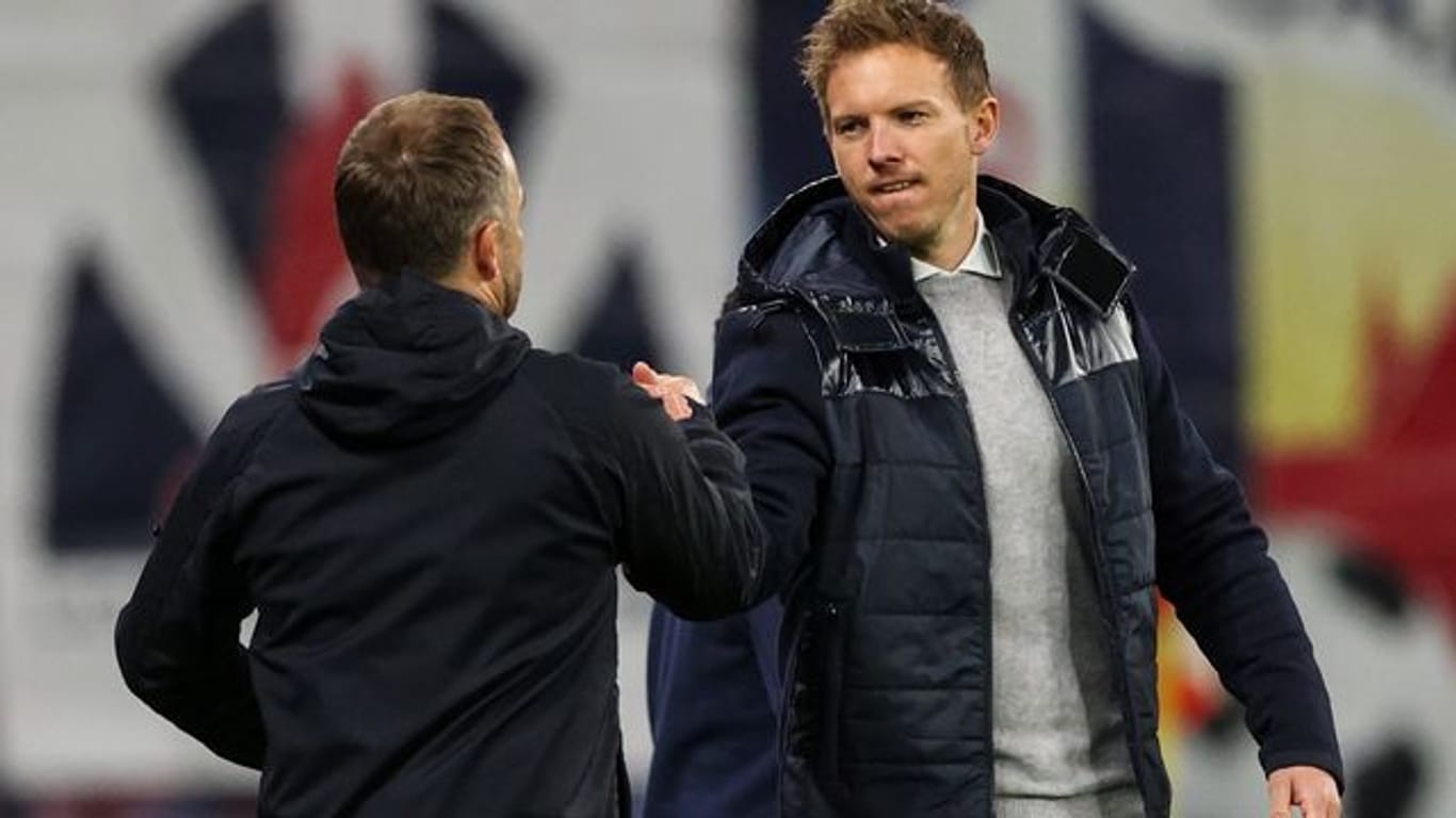 Münchens Trainer Hansi Flick und Leipzigs Trainer Julian Nagelsmann geben sich nach dem Spiel die Hand.