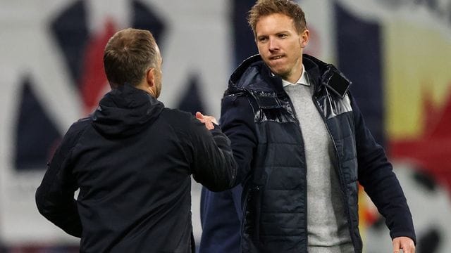 Münchens Trainer Hansi Flick und Leipzigs Trainer Julian Nagelsmann geben sich nach dem Spiel die Hand. Münchens Trainer Hansi Flick und Leipzigs Trainer Julian Nagelsmann geben sich nach dem Spiel die Hand.
