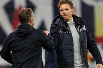 Münchens Trainer Hansi Flick und Leipzigs Trainer Julian Nagelsmann geben sich nach dem Spiel die Hand.