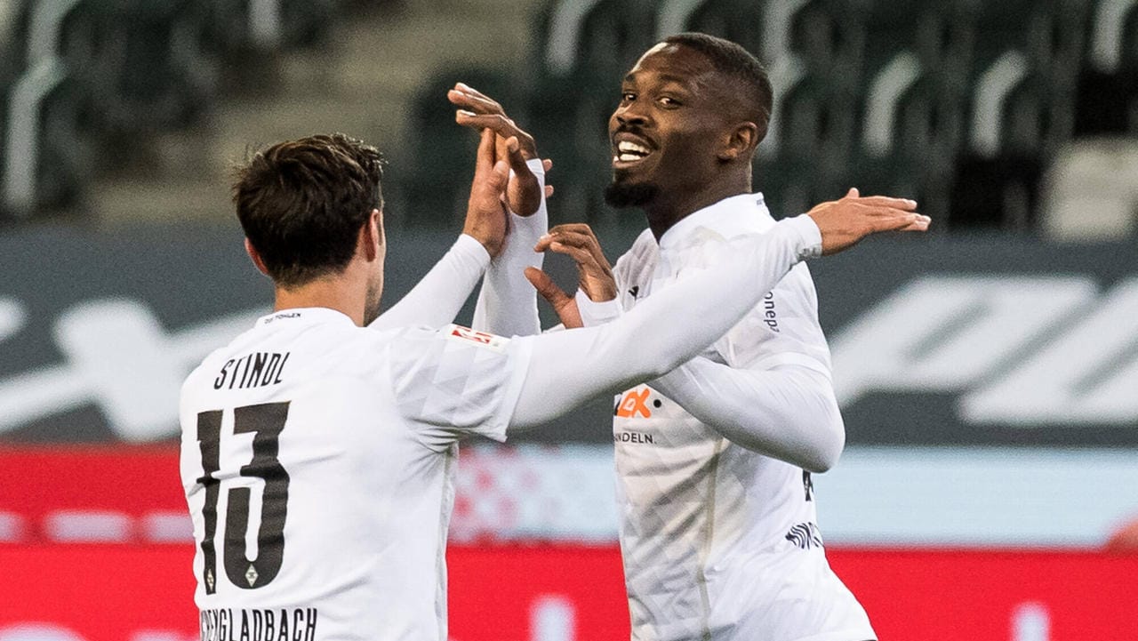 Jubel bei den Gladbachern: Marcus Thuram (r.) traf doppelt. Jubel bei den Gladbachern: Marcus Thuram (r.) traf doppelt.