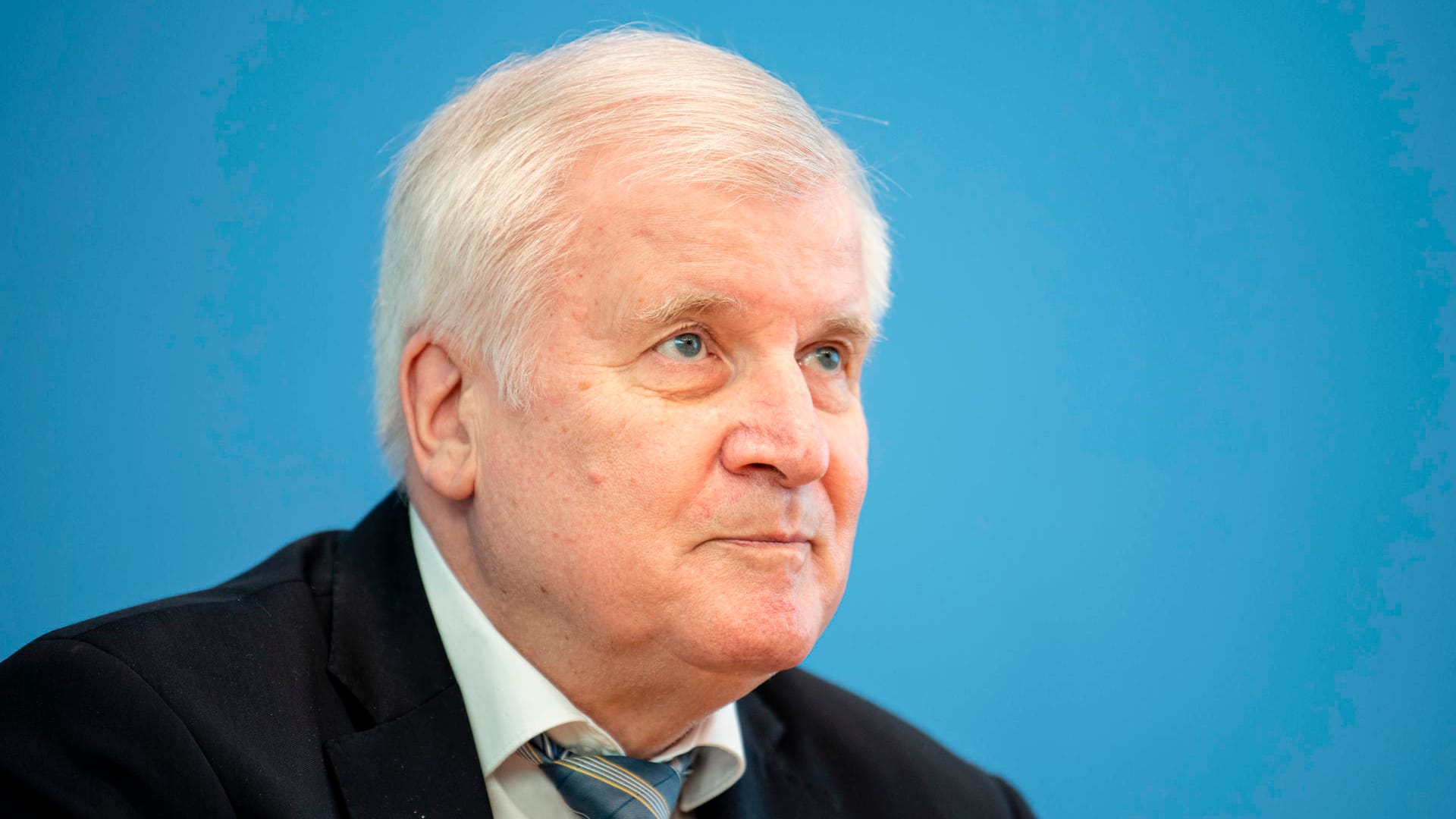 Bundesinnenminister Horst Seehofer bei einer Pressekonferenz. Der CSU-Politiker spricht sich für ein Bundesgesetz zu den Corona-Regeln aus. Bundesinnenminister Horst Seehofer bei einer Pressekonferenz. Der CSU-Politiker spricht sich für ein Bundesgesetz zu den Corona-Regeln aus.