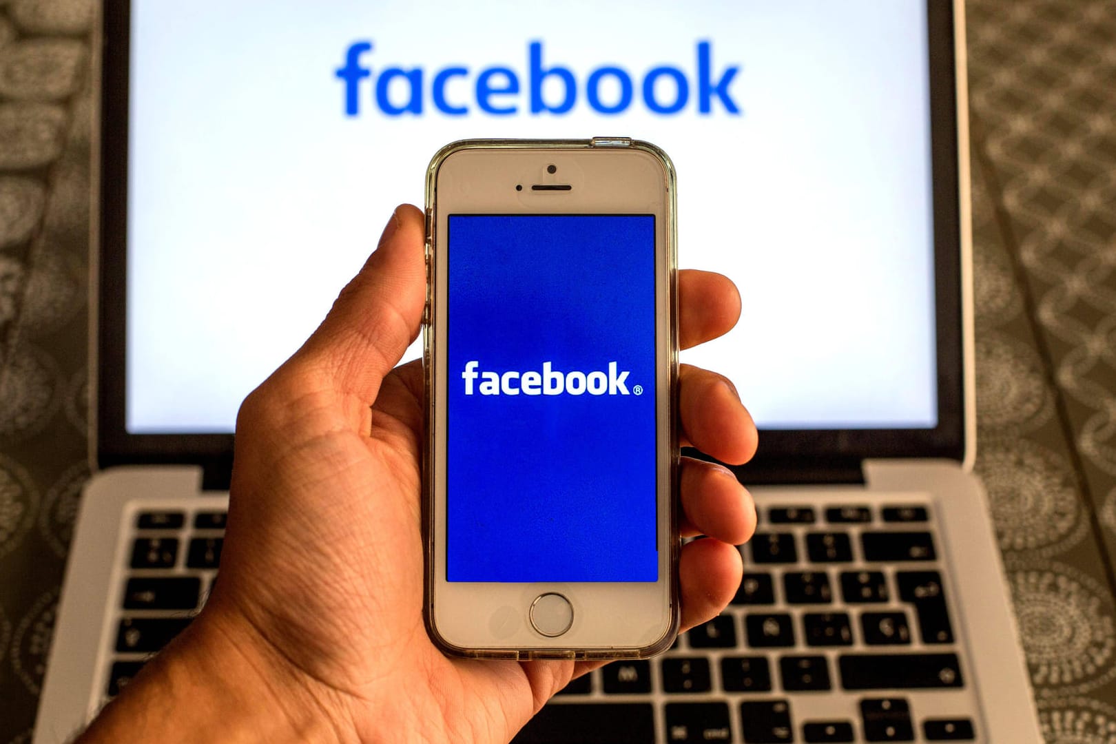 Ein Mann hält ein Handy mit der Facebook-App in den Händen (Symbolbild). Erneut sind Datensätze von Nutzern im Internet aufgetaucht.