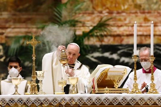 Papst Franziskus zelebriert die Osternacht im Petersdom vor wenigen Gläubigen.
