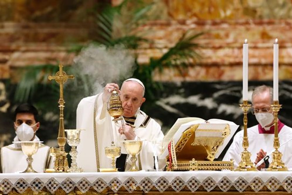 Papst Franziskus zelebriert die Osternacht im Petersdom vor wenigen Gläubigen.