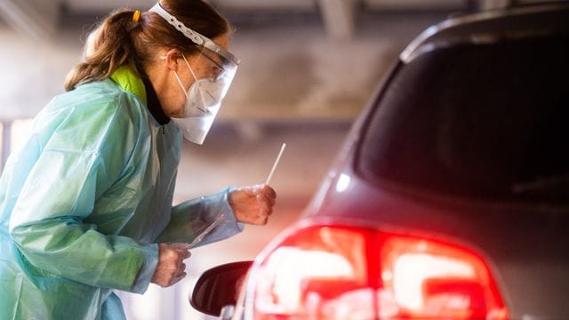 Feiertagseffekt? Das RKI meldet am Ostersonntag etwa 5000 Neuinfektionen weniger als vor genau einer Woche. Feiertagseffekt? Das RKI meldet am Ostersonntag etwa 5000 Neuinfektionen weniger als vor genau einer Woche.