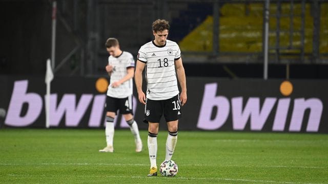 Lässt nach der Pleite gegen Nordmazedonien den Kopf hängen: Leon Goretzka (18). Lässt nach der Pleite gegen Nordmazedonien den Kopf hängen: Leon Goretzka (18).