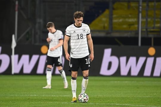 Lässt nach der Pleite gegen Nordmazedonien den Kopf hängen: Leon Goretzka (18).