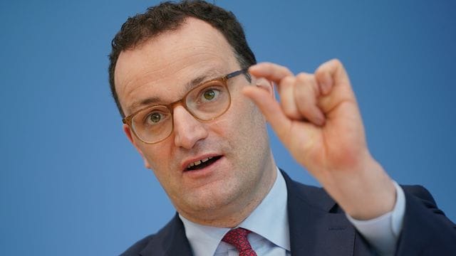 "Wer vollständig geimpft wurde, kann in Zukunft wie jemand behandelt werden, der negativ getestet wurde", sagt CDU-Gesundheitsminister Jens Spahn. "Wer vollständig geimpft wurde, kann in Zukunft wie jemand behandelt werden, der negativ getestet wurde", sagt CDU-Gesundheitsminister Jens Spahn.
