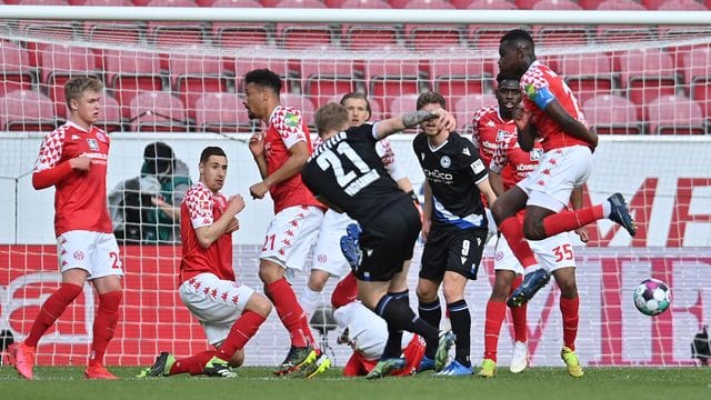 Bielefelds Andreas Voglsammer (M/21) trifft im Nachschuss eines Freistosses in Mainz zum 1:1. Bielefelds Andreas Voglsammer (M/21) trifft im Nachschuss eines Freistosses in Mainz zum 1:1.