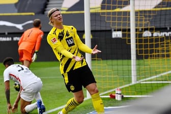 Dortmunds Stürmer Erling Haaland hadert mit einer verpassten Chance.