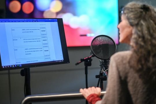 Schauspielerin Ulrike Johannson im Studio der Arena Synchron in Berlin.