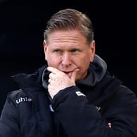 Markus Gisdol nachdenklich: Der Trainer hält den Bundesliga-Verbleib des 1.FC Köln für möglich.