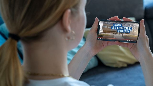 Mit witzigen Sprüchen und unterhaltsamen Kurzvideos wirbt die Polizei in einigen Bundesländern auf Instagram, TikTok und Co. Mit witzigen Sprüchen und unterhaltsamen Kurzvideos wirbt die Polizei in einigen Bundesländern auf Instagram, TikTok und Co.