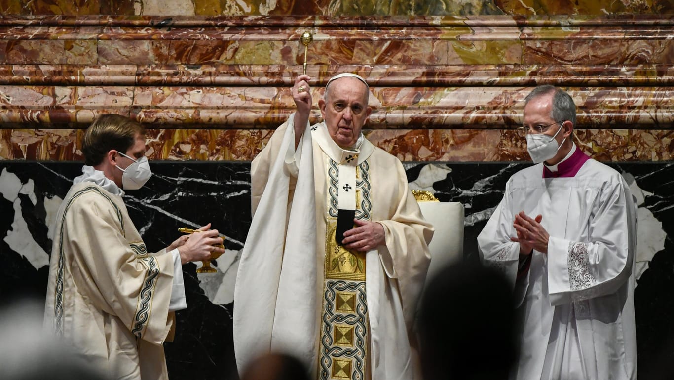 Papst Franziskus bei der Ostermesse im Petersdom: Nur 200 Würdenträger und andere Besucher durften dabei sein.