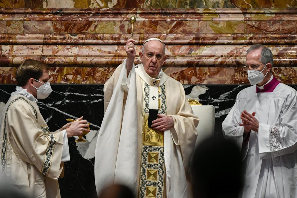 Papst Franziskus bei der Ostermesse im Petersdom: Nur 200 Würdenträger und andere Besucher durften dabei sein.