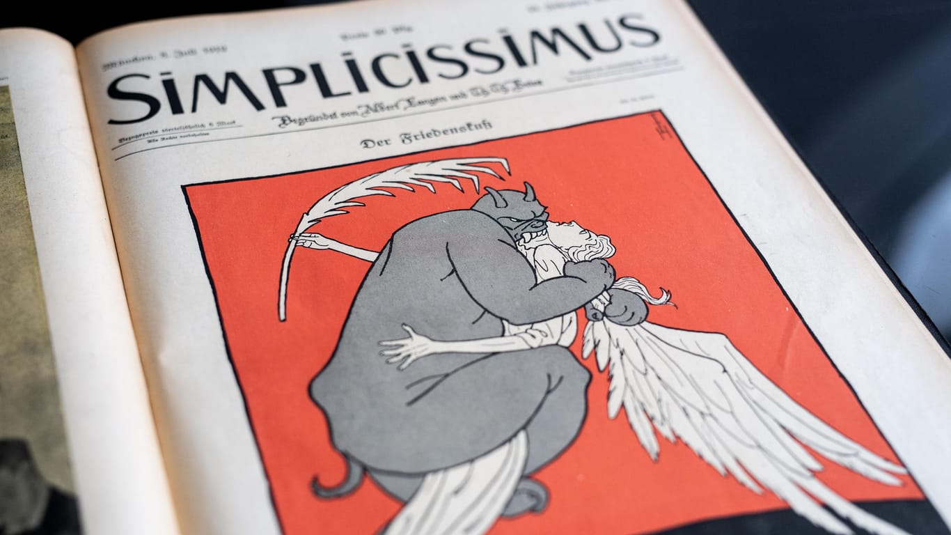 Eine Zeichnung des Zeichners und Schriftstellers Thomas Theodor Heine mit dem Titel "Der Friedenskuß" ist auf dem Titel der Wochenzeitschrift Simplicissimus der Ausgabe 15 aus dem Jahr 1919 zu sehen: Die satirische Wochenzeitschrift Simplicissimus ist vor 125 Jahren erstmals erschienen.