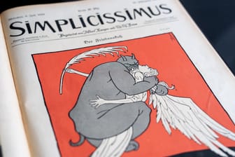 Eine Zeichnung des Zeichners und Schriftstellers Thomas Theodor Heine mit dem Titel "Der Friedenskuß" ist auf dem Titel der Wochenzeitschrift Simplicissimus der Ausgabe 15 aus dem Jahr 1919 zu sehen: Die satirische Wochenzeitschrift Simplicissimus ist vor 125 Jahren erstmals erschienen.