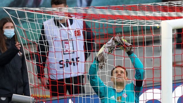 Kreativer Bayern-Keeper: Manuel Neuer hat auch hinter der Torlinie gewissen Talente. Kreativer Bayern-Keeper: Manuel Neuer hat auch hinter der Torlinie gewissen Talente.