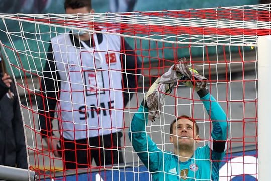 Kreativer Bayern-Keeper: Manuel Neuer hat auch hinter der Torlinie gewissen Talente.