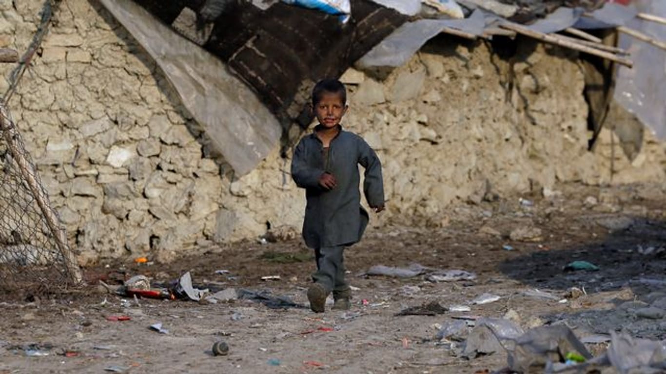 Viele Flüchtlinge in Afghanistan haben kein festes Dach über dem Kopf, sondern leben in behelfsmäßigen Zelten (Archiv).