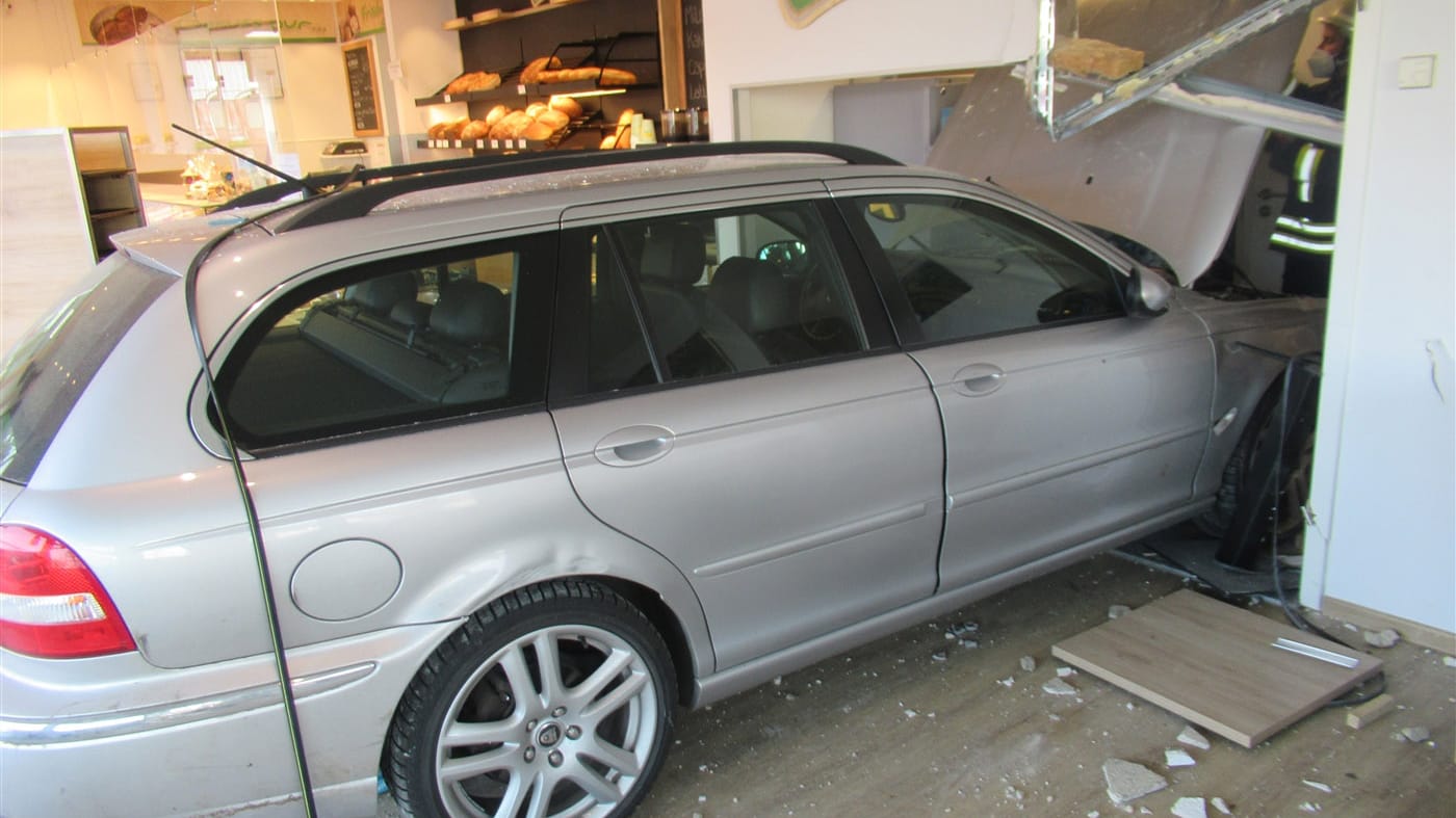 Der Unfallort in Dahlem bei Euskirchen: Erst im Hinterraum der Bäckerei kam das Auto zum Stehen.