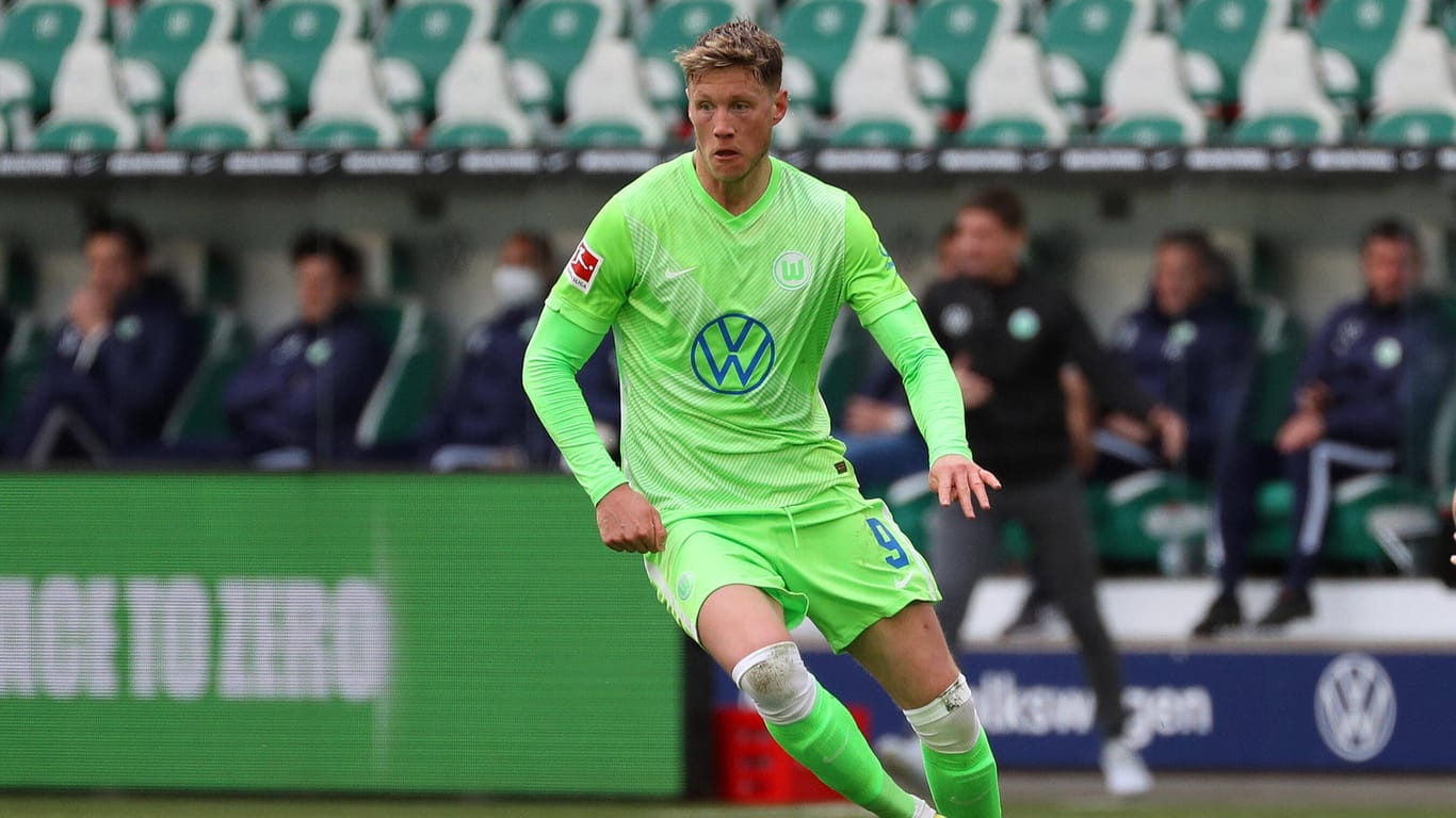 Wolfsburgs Wout Weghorst ist gut darin, dem Gegner Bälle abzunehmen.